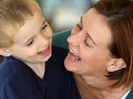 Enfant autiste dans les bras de sa mère